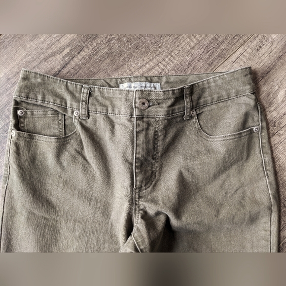 Chico's Platinum Denim Ultimate Fit Barely Flare Jeans Olive Green Size 0.5 - Picture 5 of 7